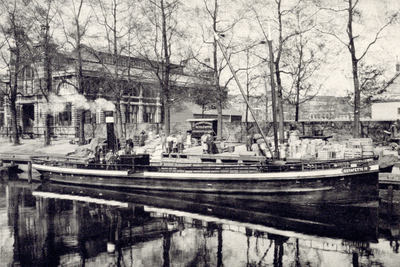 76288 Gezicht op de aanlegplaats met de stoomboot van de N.V. Rederij Estafette aan de Rijnkade te Utrecht. Op de ...